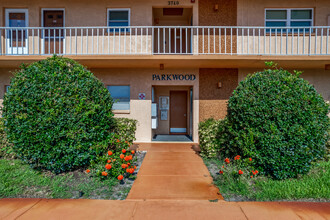 Parkwood Square Condominiums in St. Petersburg, FL - Building Photo - Building Photo