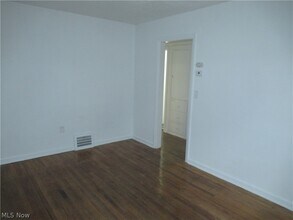 1616 Douglas Rd in Wickliffe, OH - Building Photo - Building Photo