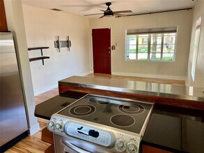 412 W Croslin St in Austin, TX - Building Photo - Building Photo