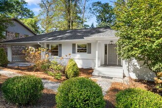 2222 Tanglewood Rd in Decatur, GA - Foto de edificio - Building Photo