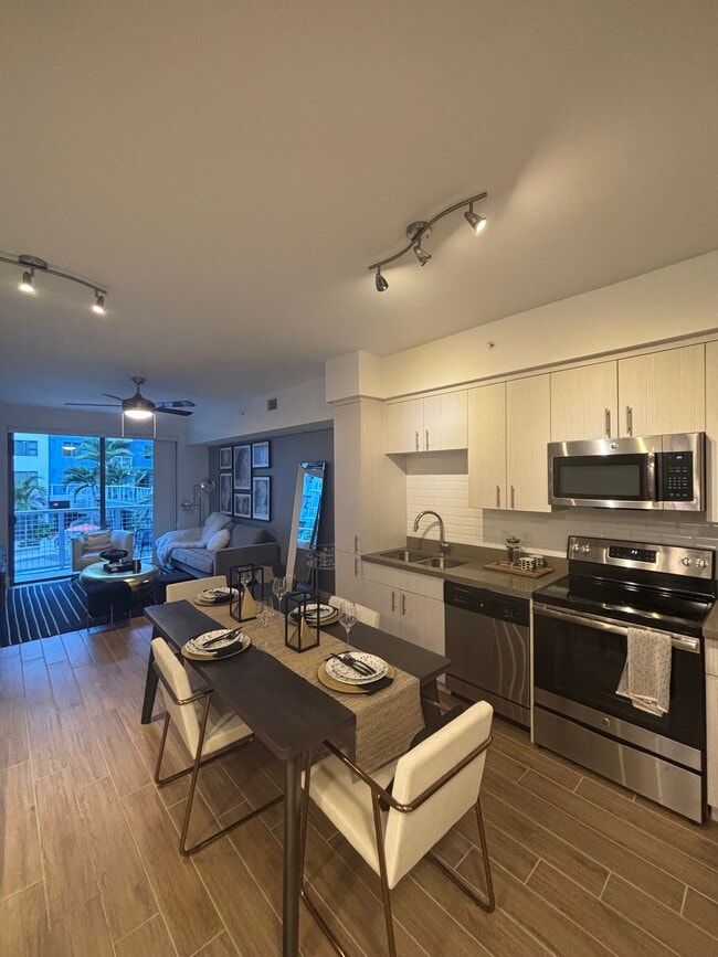 2051 NE 167th St, Unit A2 in North Miami Beach, FL - Building Photo - Building Photo