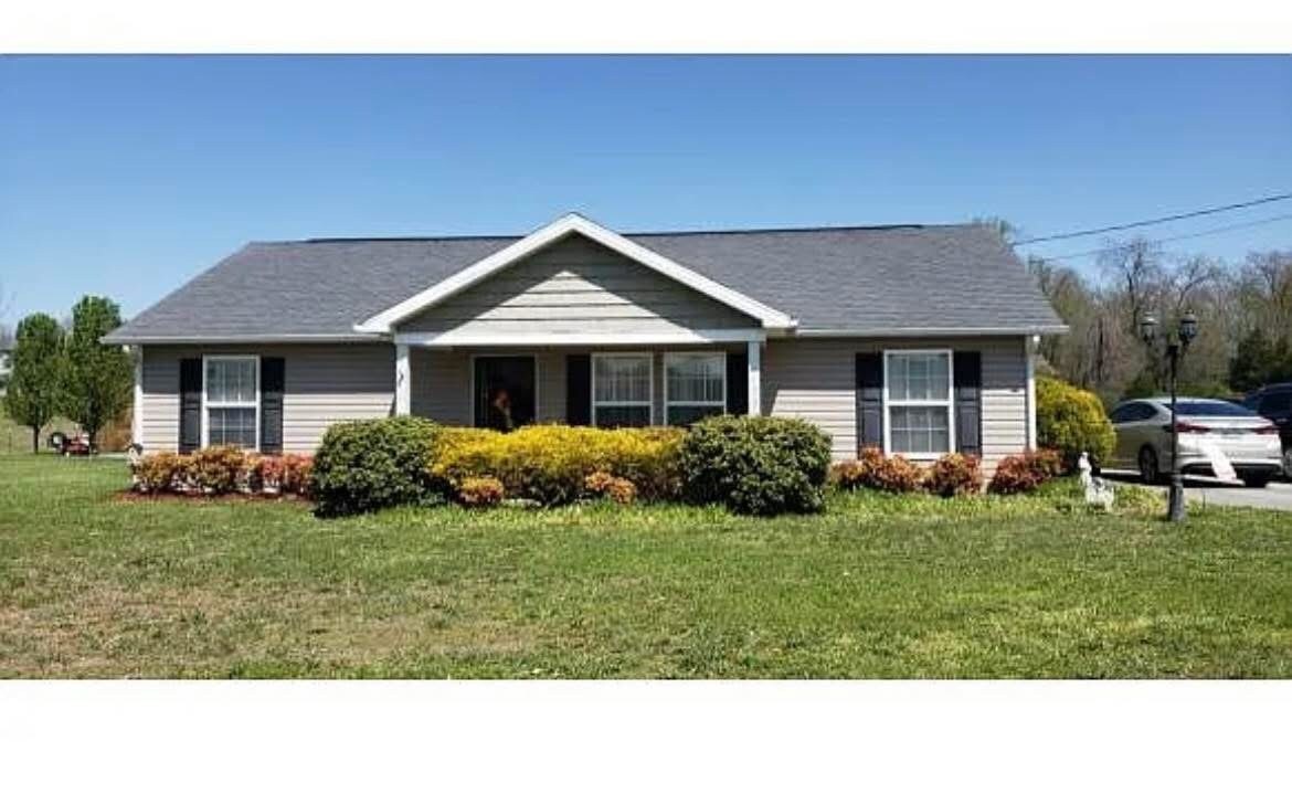 1594 Old Stagecoach Rd in Jonesborough, TN - Building Photo