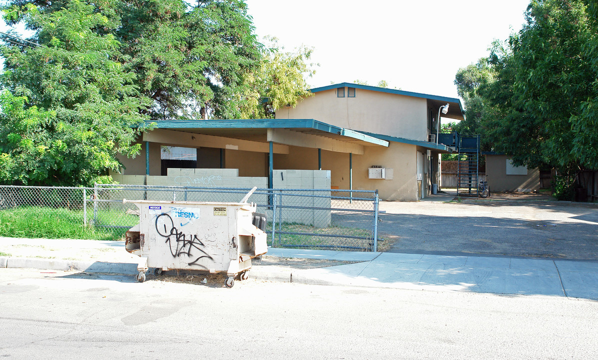 4561 E White Ave in Fresno, CA - Building Photo