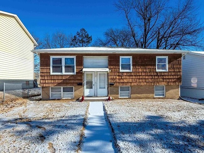 2421 N Division St, Unit 2421 in Davenport, IA - Foto de edificio - Building Photo