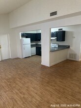 5235 Golden Ln in Las Vegas, NV - Foto de edificio - Building Photo