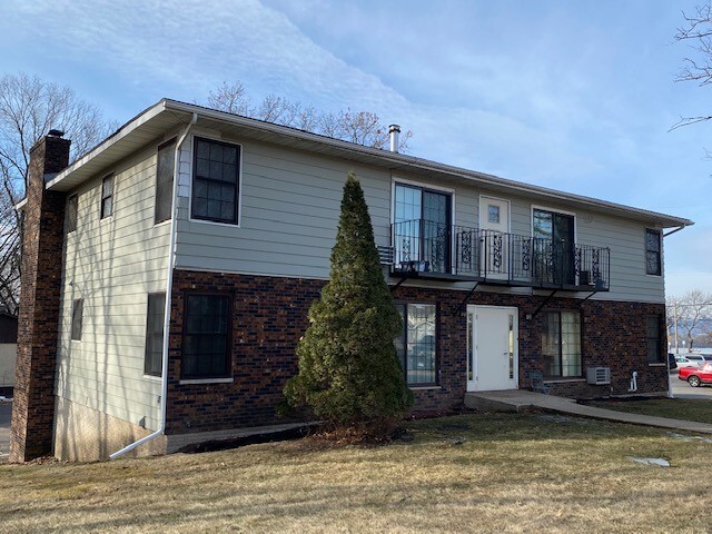 302 Royal St in Onalaska, WI - Building Photo