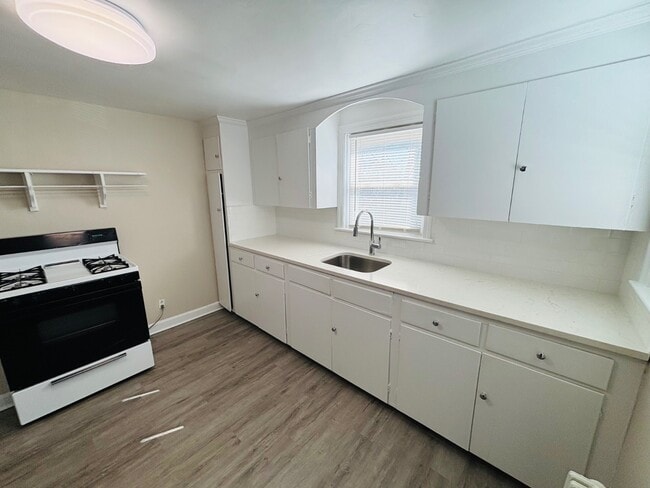 property at 18 Ellwood St