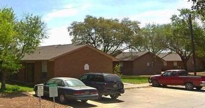 606 E Kennedy Ave in Sabinal, TX - Building Photo - Building Photo