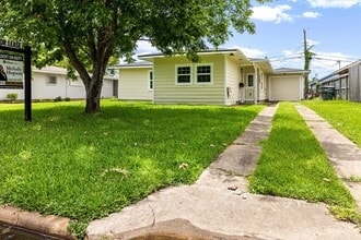1127 Harris Way in Galveston, TX - Building Photo - Building Photo