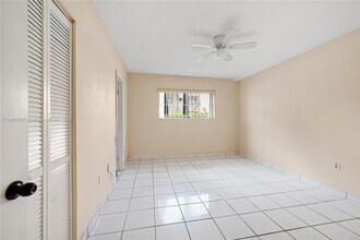5490 W 21st Ct in Hialeah, FL - Foto de edificio - Building Photo