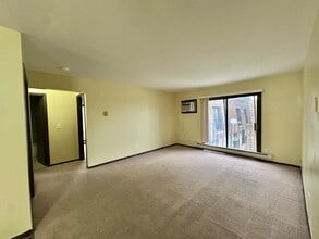 160 S Waters Edge Dr in Glendale Heights, IL - Building Photo - Building Photo
