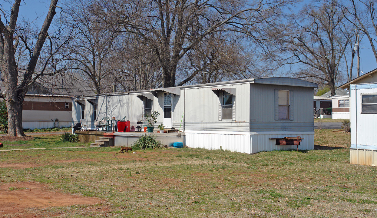 401 NE Main St in Easley, SC - Building Photo