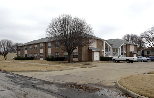 Torrey Place Apartments in Bartlesville, OK - Foto de edificio - Building Photo