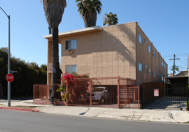 4577 Rosewood Ave in Los Angeles, CA - Foto de edificio - Building Photo