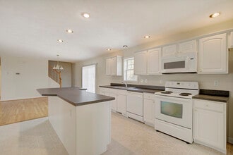 9469 Glass Rd in Hayes, VA - Foto de edificio - Building Photo