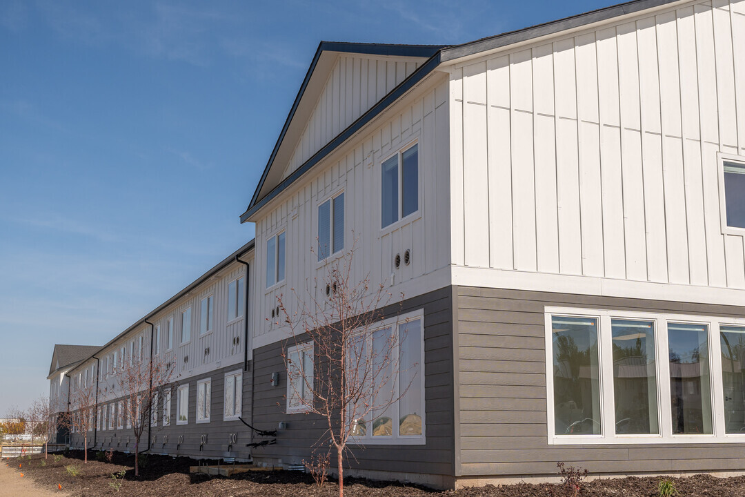 Black Feather Apartments in Idaho Falls, ID - Building Photo