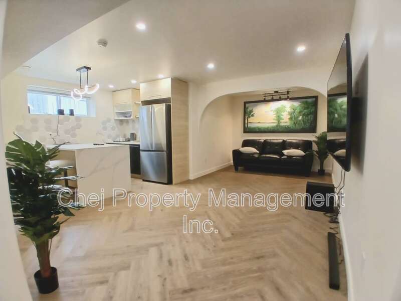 6421 Sandin Crescent NW in Edmonton, AB - Building Photo
