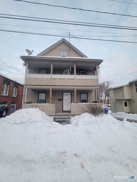 102 Brook St in Torrington, CT - Building Photo