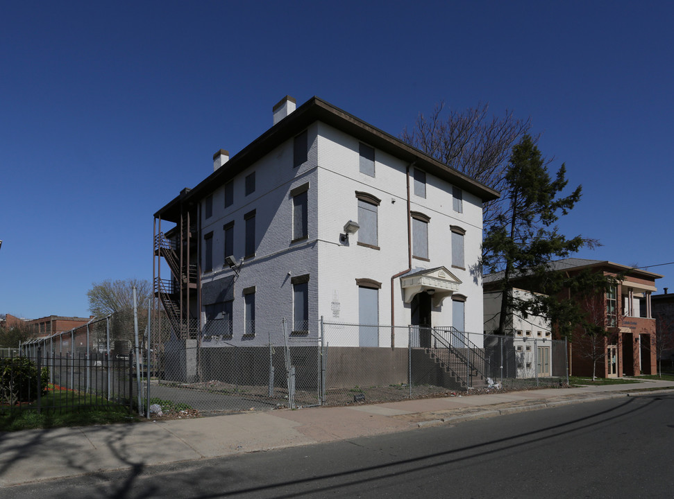 39 Wadsworth St in Hartford, CT - Building Photo