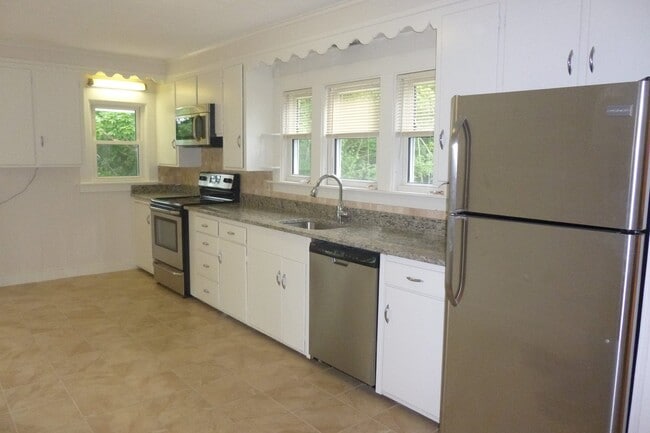 293 High St, Unit B in Somersworth, NH - Building Photo - Building Photo