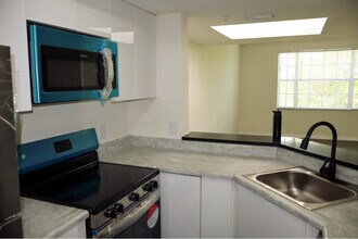 711 SW 148th Ave in Davie, FL - Building Photo - Building Photo