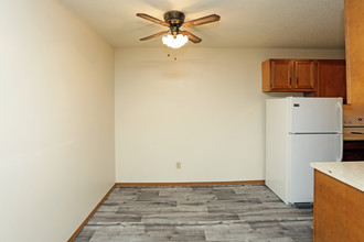 Bentwood Manor Apartments in Sioux Falls, SD - Building Photo - Interior Photo