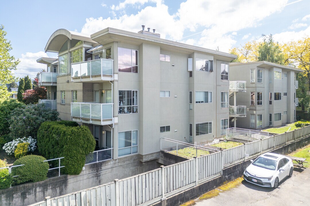 33682 Marshall Rd in Abbotsford, BC - Building Photo