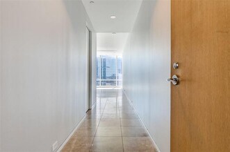 2430 Victory Park Ln in Dallas, TX - Building Photo - Building Photo