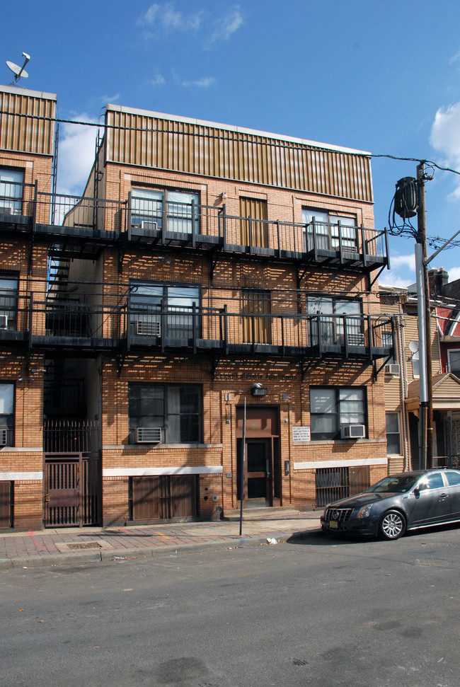 98-106 Harmon St in Jersey City, NJ - Building Photo - Building Photo