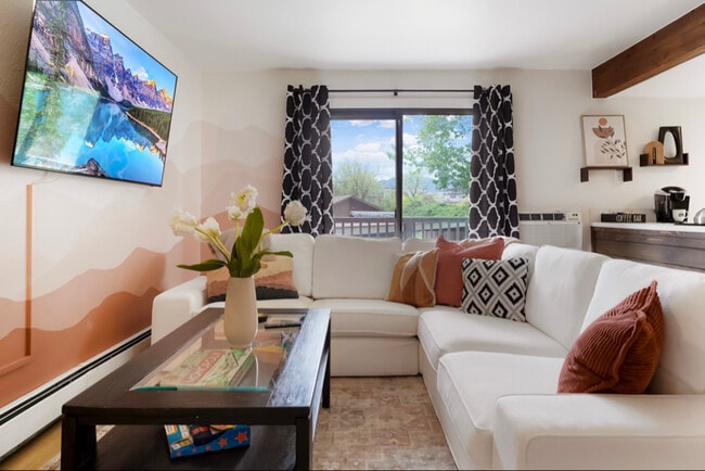 property at 625 Manhattan Pl