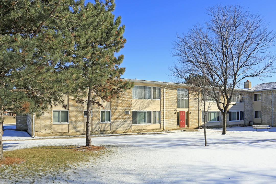 Park East Apartments in Warren, MI - Building Photo