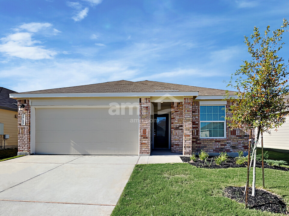 2713 La Mundial St in Seguin, TX - Building Photo