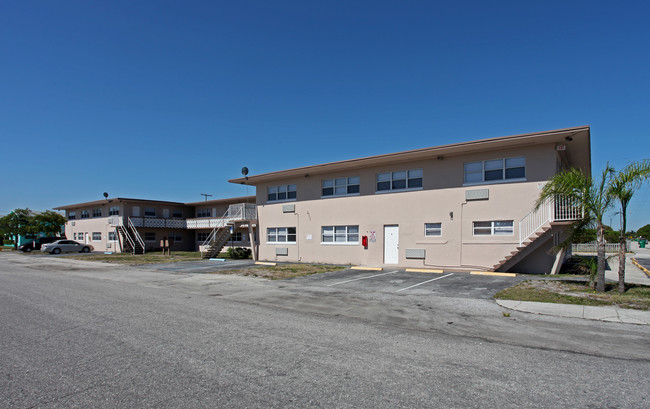 The Palms Apartments in Riviera Beach, FL - Building Photo - Building Photo