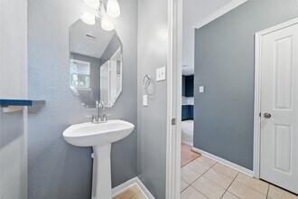 8030 Singing Sonnet Ln in Houston, TX - Building Photo - Building Photo