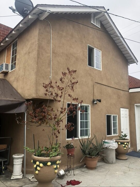 8119 San Antonio Ave in South Gate, CA - Building Photo