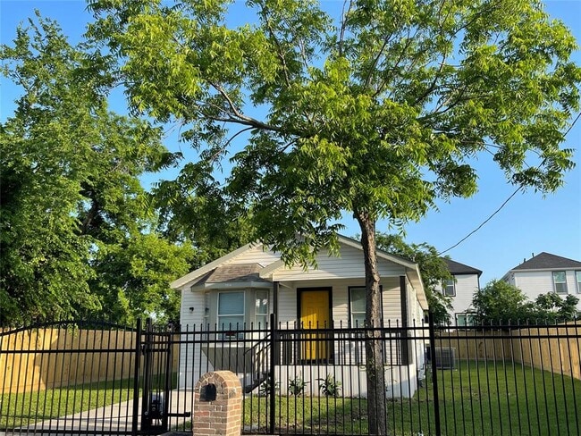 702 1/2 E 32nd St in Houston, TX - Building Photo - Building Photo