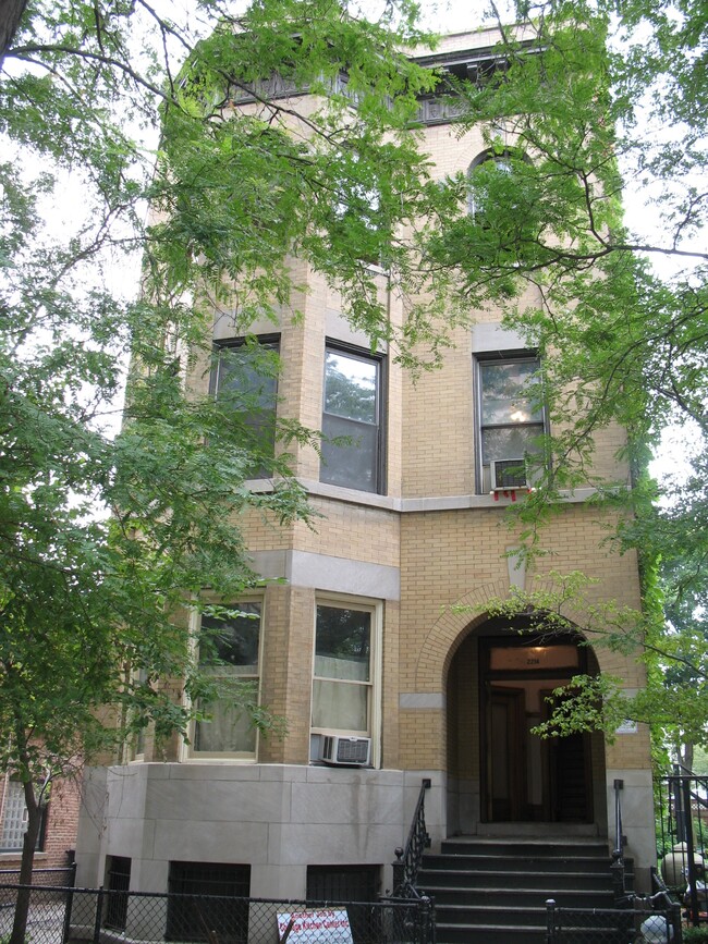 2214 N Kenmore Ave, Unit 2214-1 in Chicago, IL - Building Photo - Building Photo