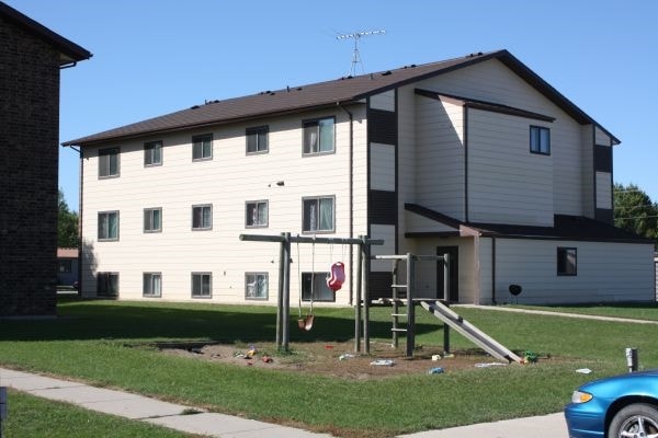 Jamestown Village in Jamestown, ND - Foto de edificio - Building Photo