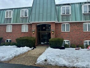 21 Greenwood St, Unit 7 in Melrose, MA - Foto de edificio - Building Photo