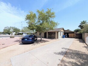 2443 E Earll Dr, Unit 816 in Phoenix, AZ - Building Photo - Building Photo