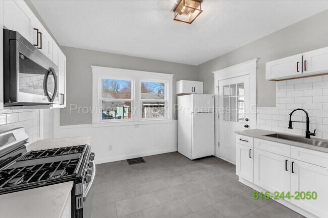 property at 425 Woodlawn St SE