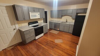 77 West St, Unit 77 LEFT in Greenfield, MA - Building Photo