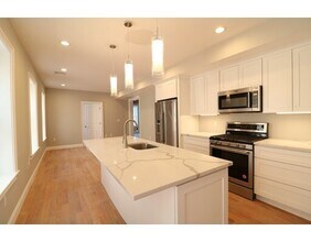 422 Hanover St in Boston, MA - Building Photo - Building Photo