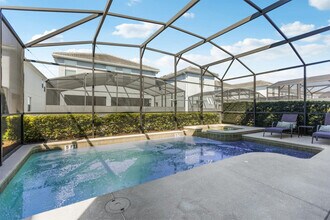 4718 Kings Castle Cir in Kissimmee, FL - Foto de edificio - Building Photo