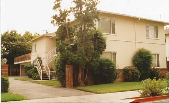 831 Roble Ave in Menlo Park, CA - Foto de edificio - Building Photo