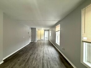 Unit 2-171 East Ave S in Hamilton, ON - Building Photo - Building Photo