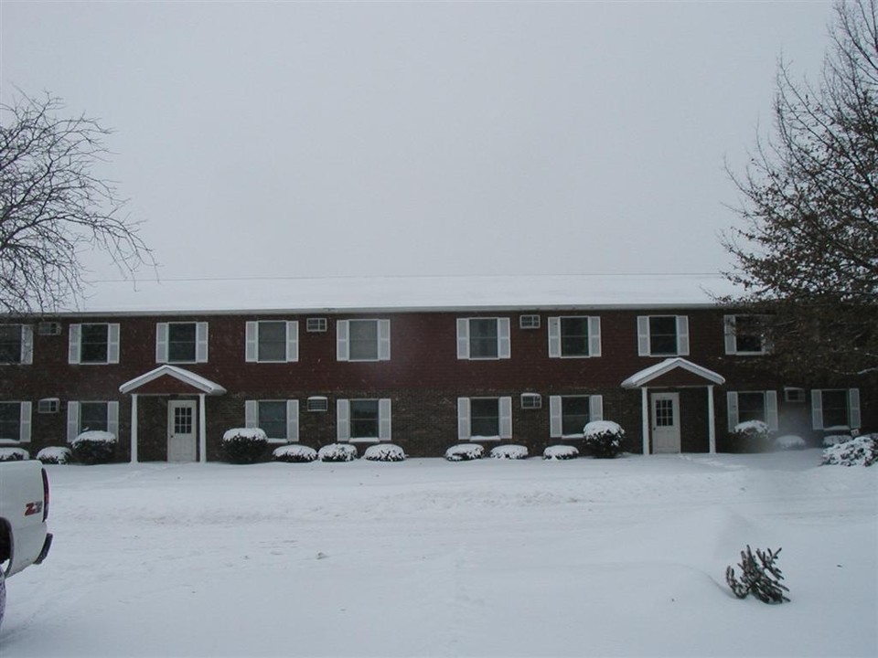 105 Vista Ter in Sycamore, IL - Foto de edificio