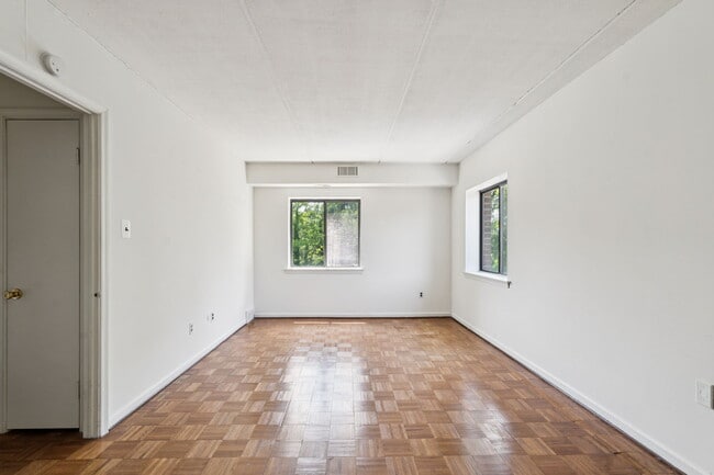 Woodbrook House Apartments in Newtown Square, PA - Foto de edificio - Building Photo