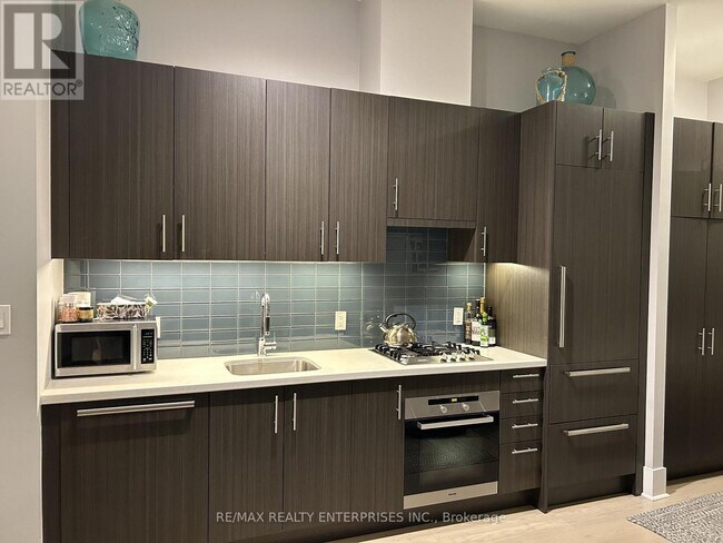 29 Queens Quay E in Toronto, ON - Building Photo - Building Photo