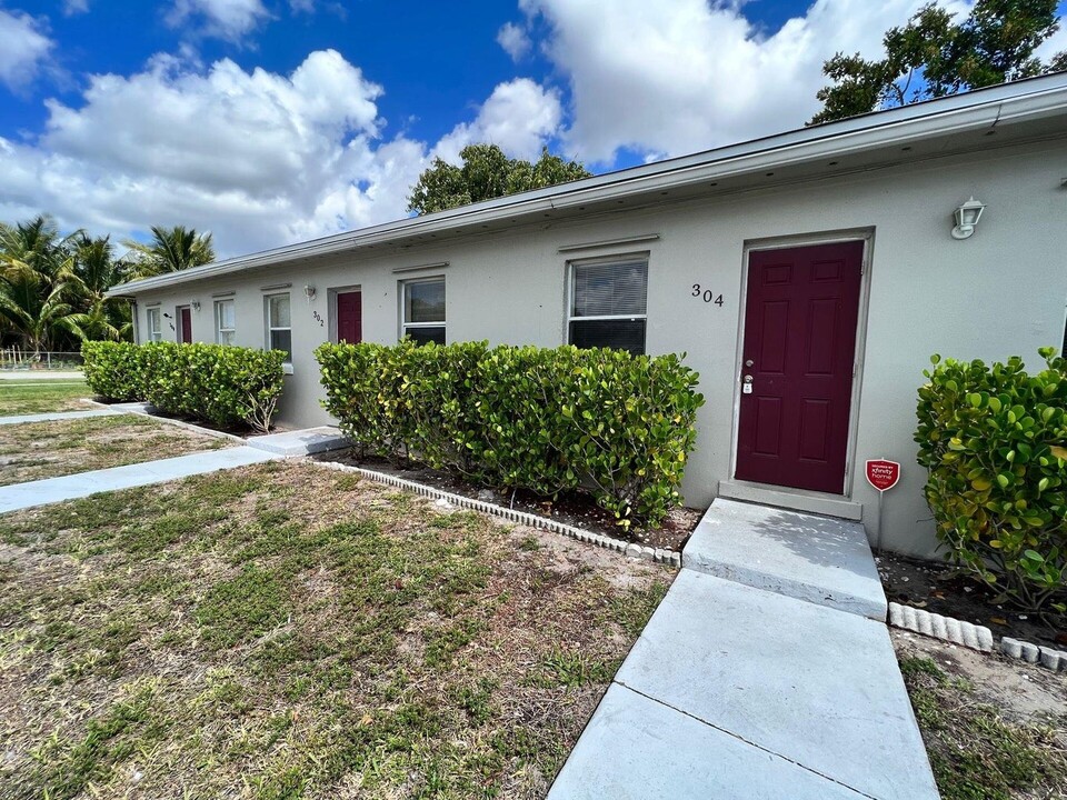 300 Jennings Ave in Greenacres, FL - Building Photo